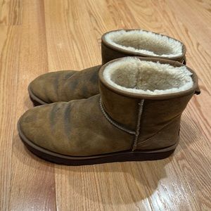Mens UGG short boot weather look